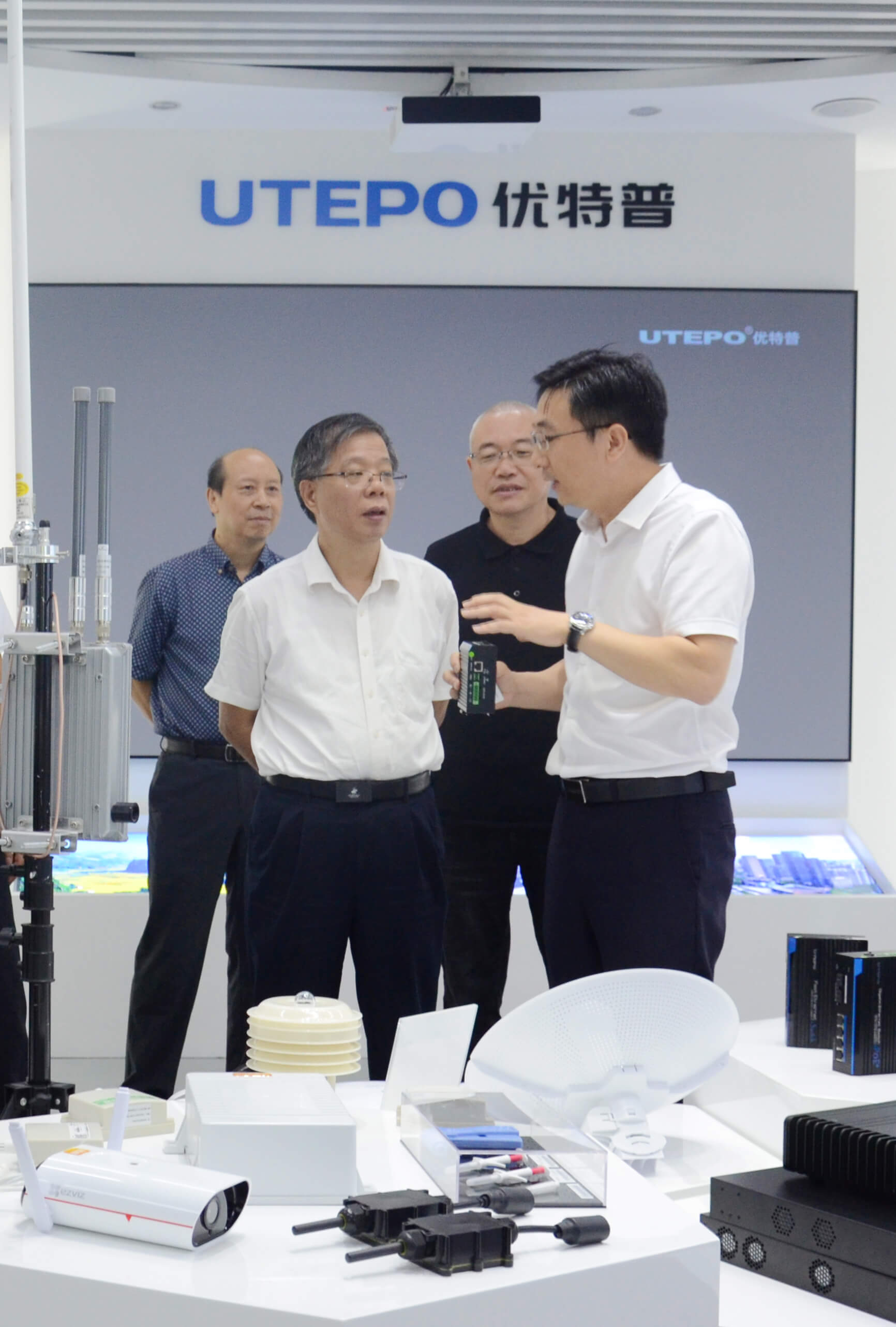 省工信廳廳長涂高坤(前排左)、省統計局局長楊新洪（后排右）、省政府研究室處長吳玉明（后排左）與優特普董事長聶懷東親切交流
