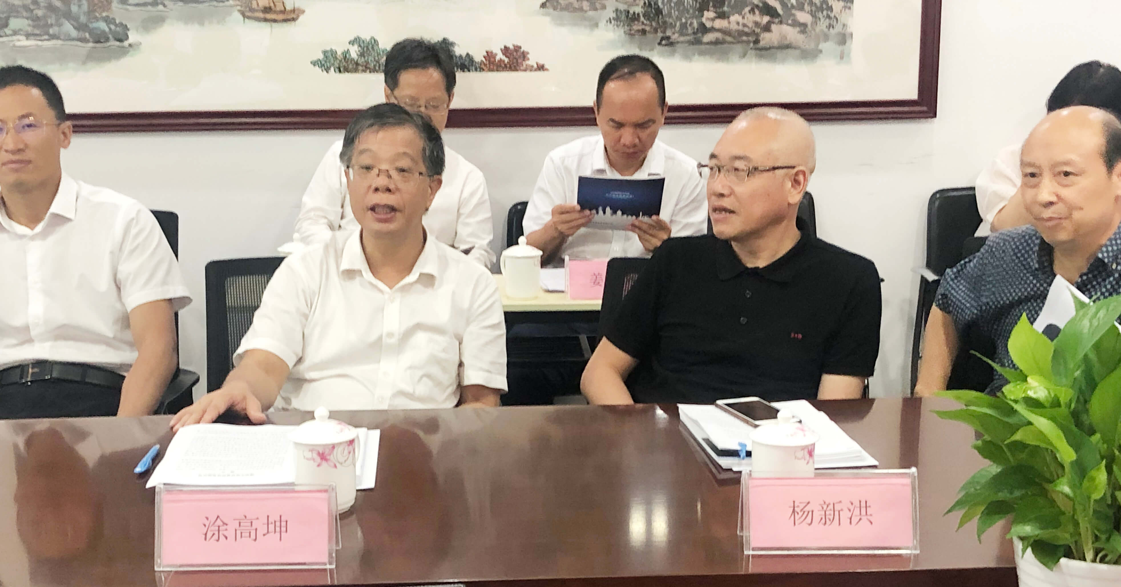 調研組認真聽取優特普董事長聶懷東的匯報與介紹