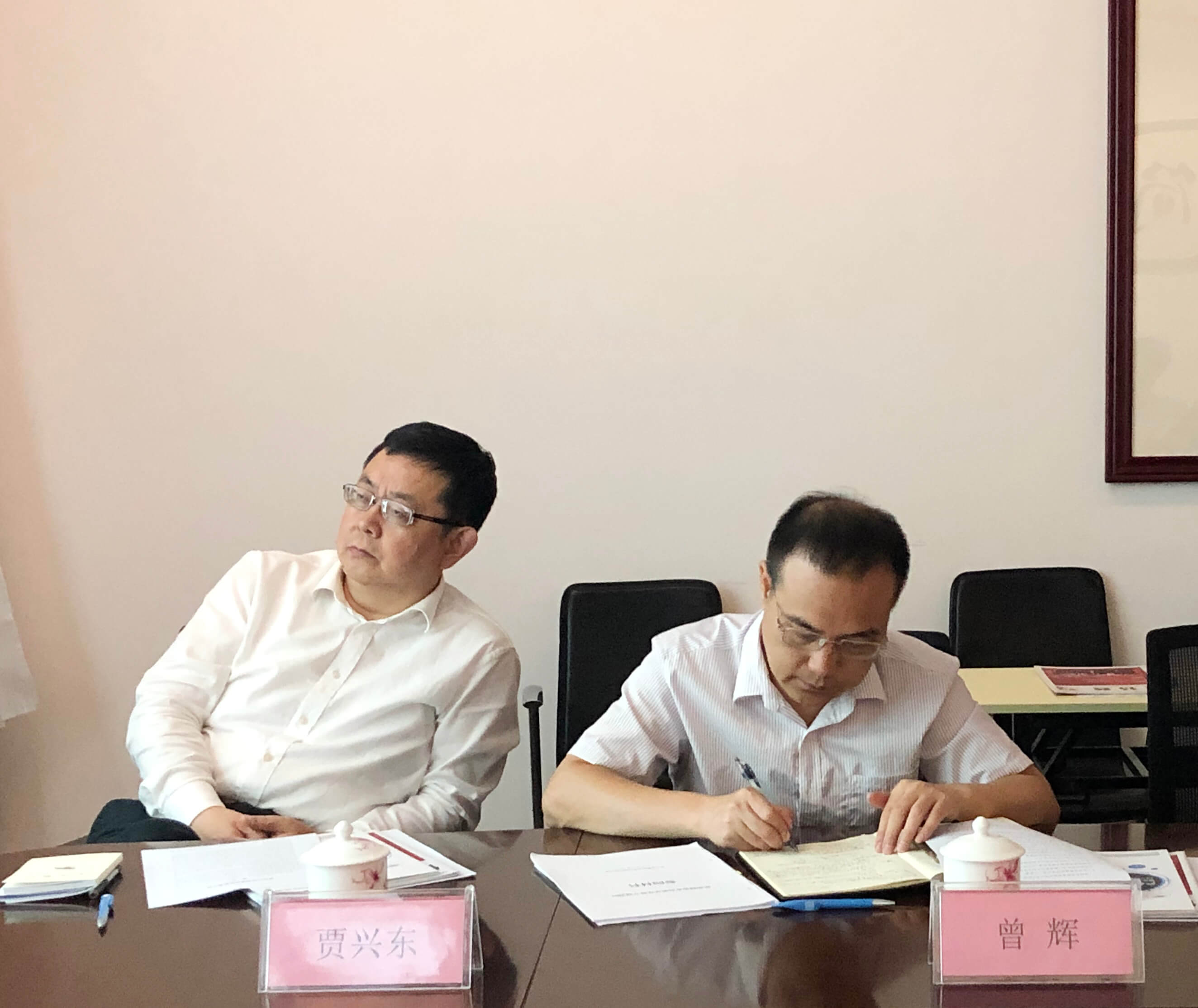 深圳市工信局局長賈興東及調研組仔細聆聽聶董介紹優特普