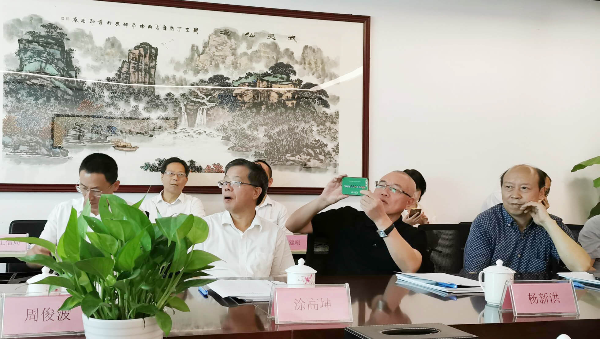 調研組領導熱烈討論優特普創新技術成果