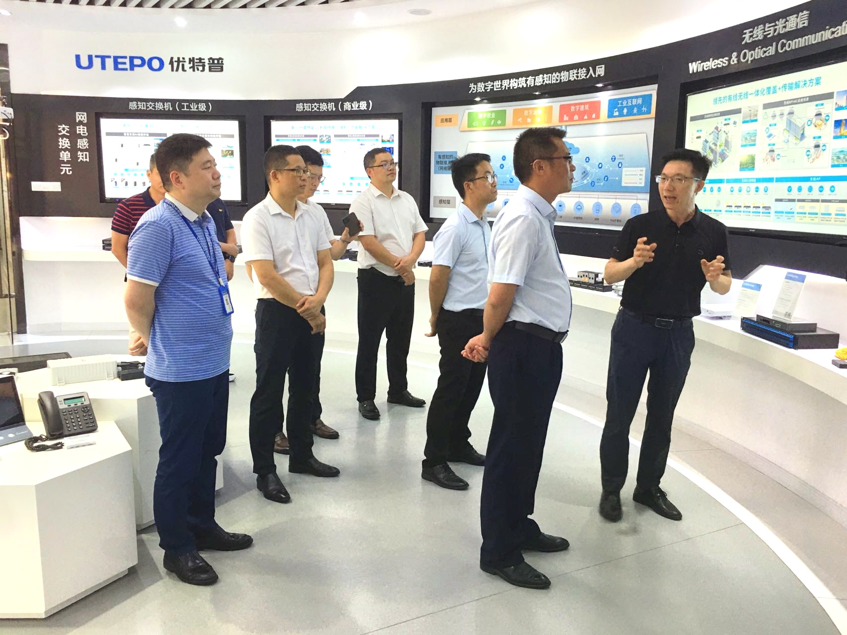 優特普“網電速聯“展廳參觀